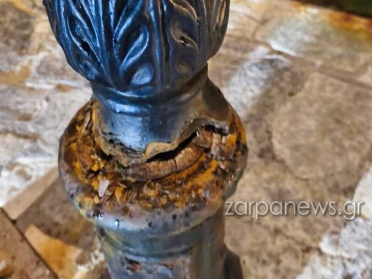 Xανιά | Επικίνδυνη κολώνα στο Κουμ Καπί: Σκουριασμένη και σπασμένη, έτοιμη να πέσει | Video