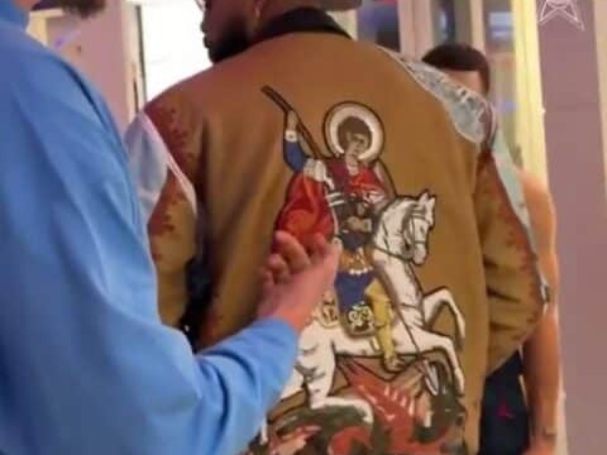 «Αυτό είναι σερβικό»: Το σακάκι με τον Άγιο Γεώργιο και τον δράκο που μπέρδεψε το NBA