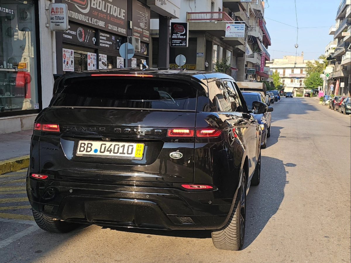 Αυτοκίνητο παρέσυρε δύο νεαρούς στη Λαμία, ένας σοβαρά τραυματίας