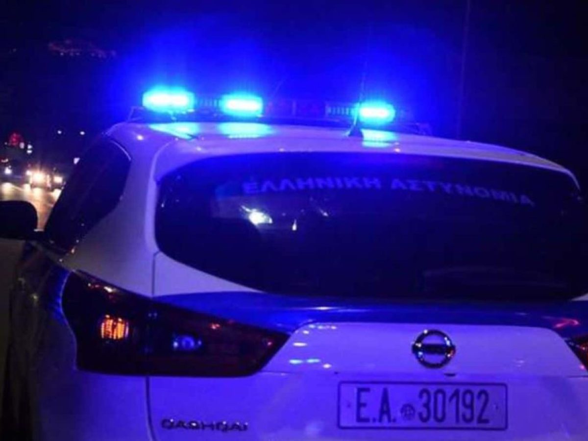 Χαλκίδα: Σοβαρό τροχαίο στο κέντρο – Αυτοκίνητο «πέταξε» πάνω σε μηχανές μετά από παραβίαση Stop