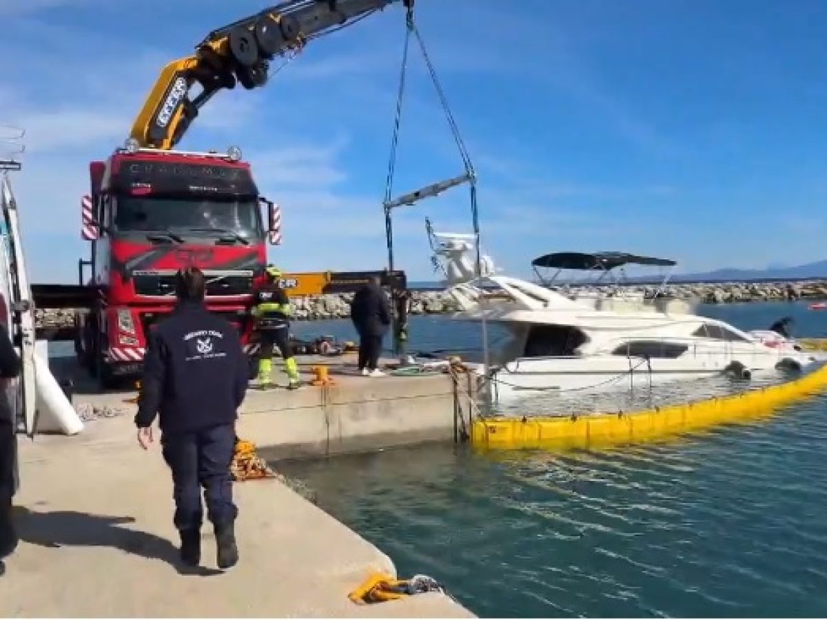 Χαλκιδική: Ανέλκυση σκάφους στο λιμάνι της Νέας Φώκαιας – Βυθίστηκε μετά την κακοκαιρία