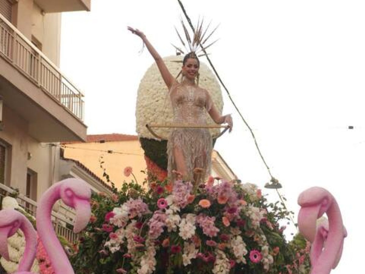 Χαμογελαστή και λαμπερή η Βασίλισσα Μαρίζα Φλωράτου