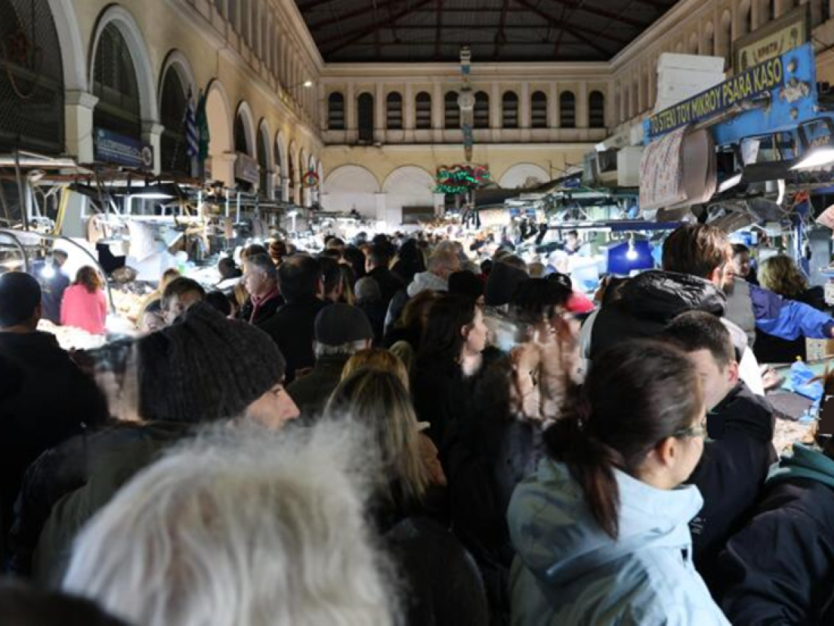 Χαμός στη Βαρβάκειο: Το καθιερωμένο ολονύχτιο πάρτι αγορών για τα σαρακοστιανά της Καθαράς Δευτέρας