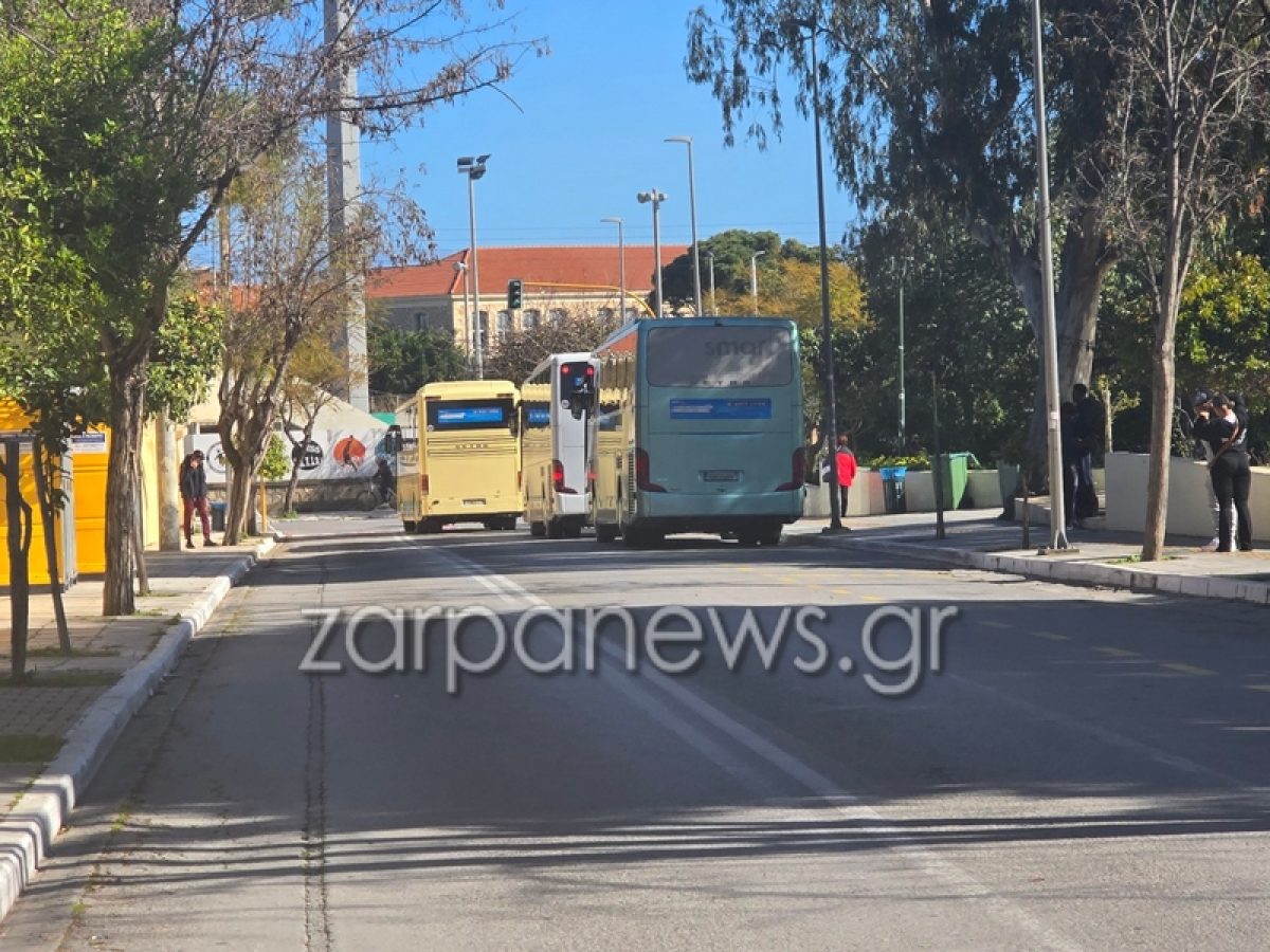Χανιά | Κλειστή η οδός Πλουμιδάκη για τα λεωφορεία που μεταφέρουν μέλη του πληρώματος του αεροπλανοφόρου Gerald Ford | Photos