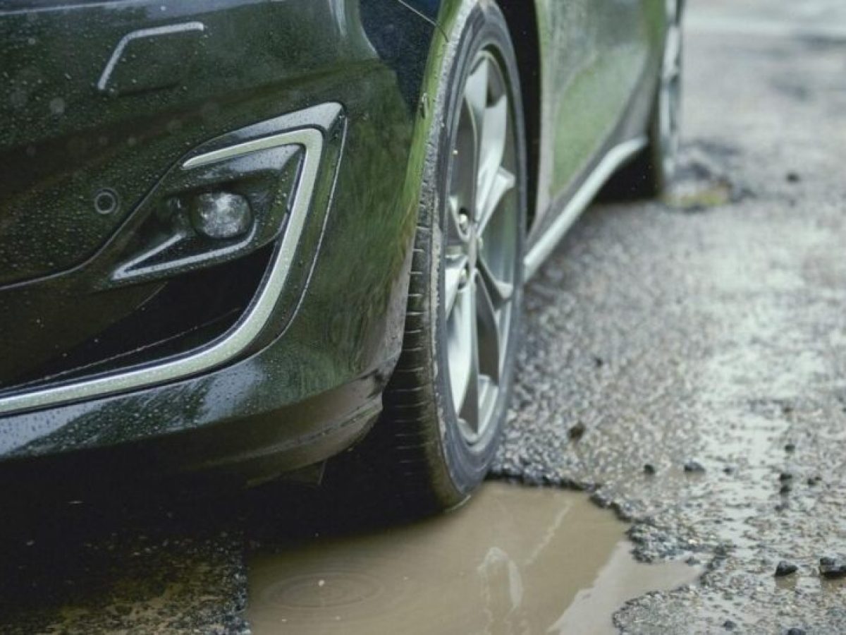 Χανιά | Πέσατε σε λακκούβα με το αυτοκίνητο; – Δείτε τι πρέπει να κάνετε σε περίπτωση που πάθατε ζημιά