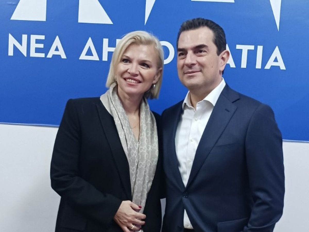 Χαρούμενο με “γαλάζιο” φόντο το ζεύγος Κώστα Σκρέκα – Ειρήνης Καραγκούνη
