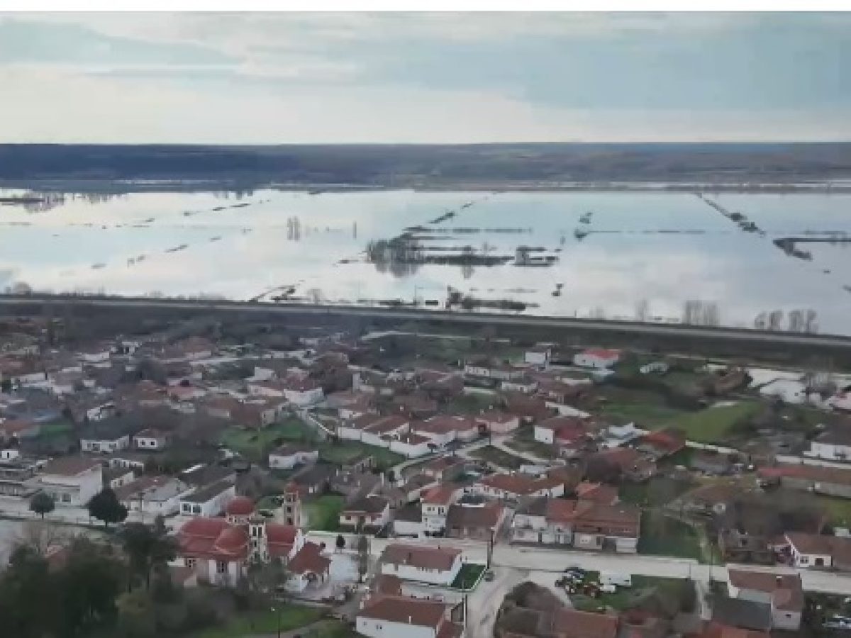Χίλια κυβικά νερό ανά δευτερόλεπτο καταλήγουν στον Έβρο από τη Βουλγαρία – Καταστροφές και 150.000 στρέμματα καλλιεργειών βυθισμένα σε απέραντη λίμνη