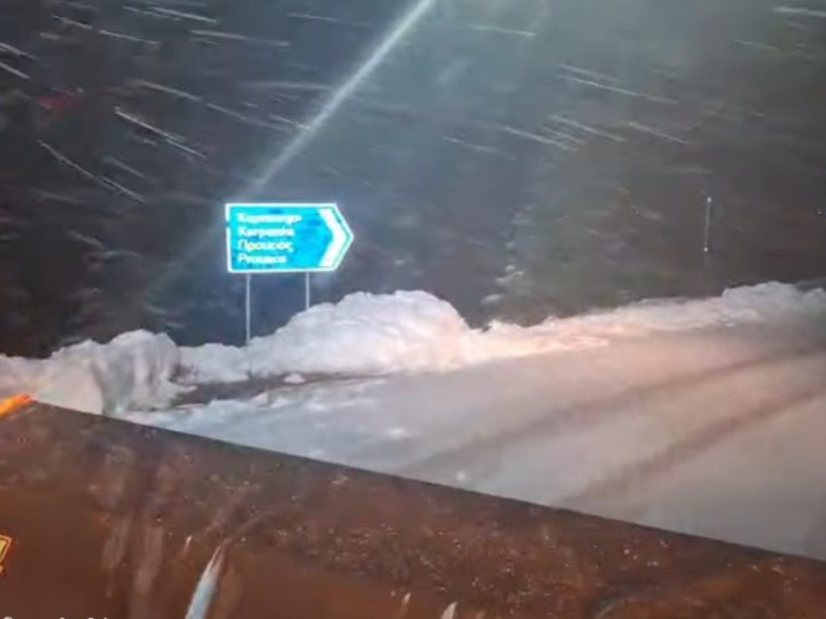 Χιόνια στα ορεινά της Αιτωλοακαρνανίας- Βγήκαν τα εκχιονιστικά στα Αραποκέφαλα