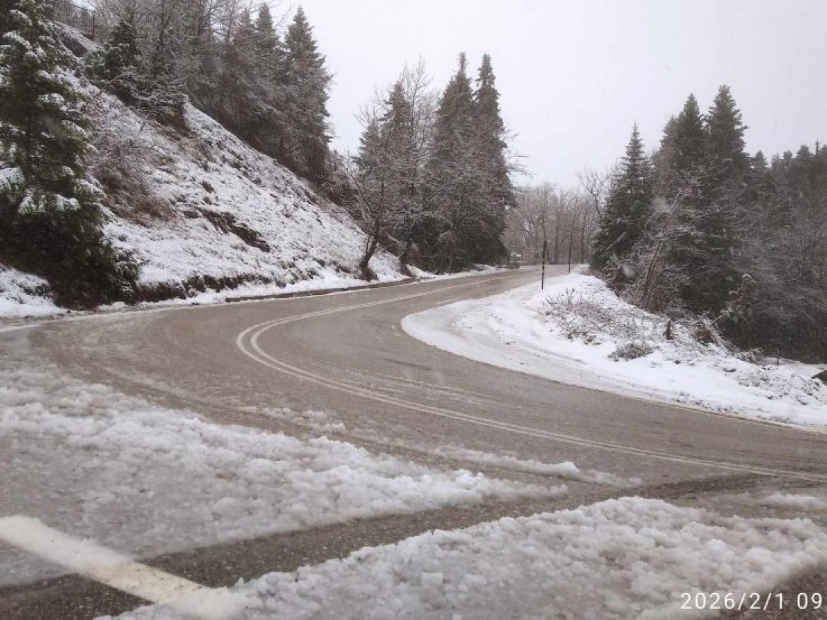 Χιονίζει ξανά στα ορεινά των Τρικάλων