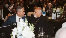 chrimatodotisi-200.000-dolarion-gia-neo