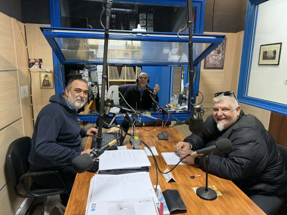 «Χτύπησε κόκκινο» η σαββατιάτικη εκπομπή στο Ράδιο Σταγών με παρεμβάσεις, σχόλια και έντονη επικαιρότητα – Με Μπερντέ, Λιάπη και Τσιομπίκα η εκπομπή
