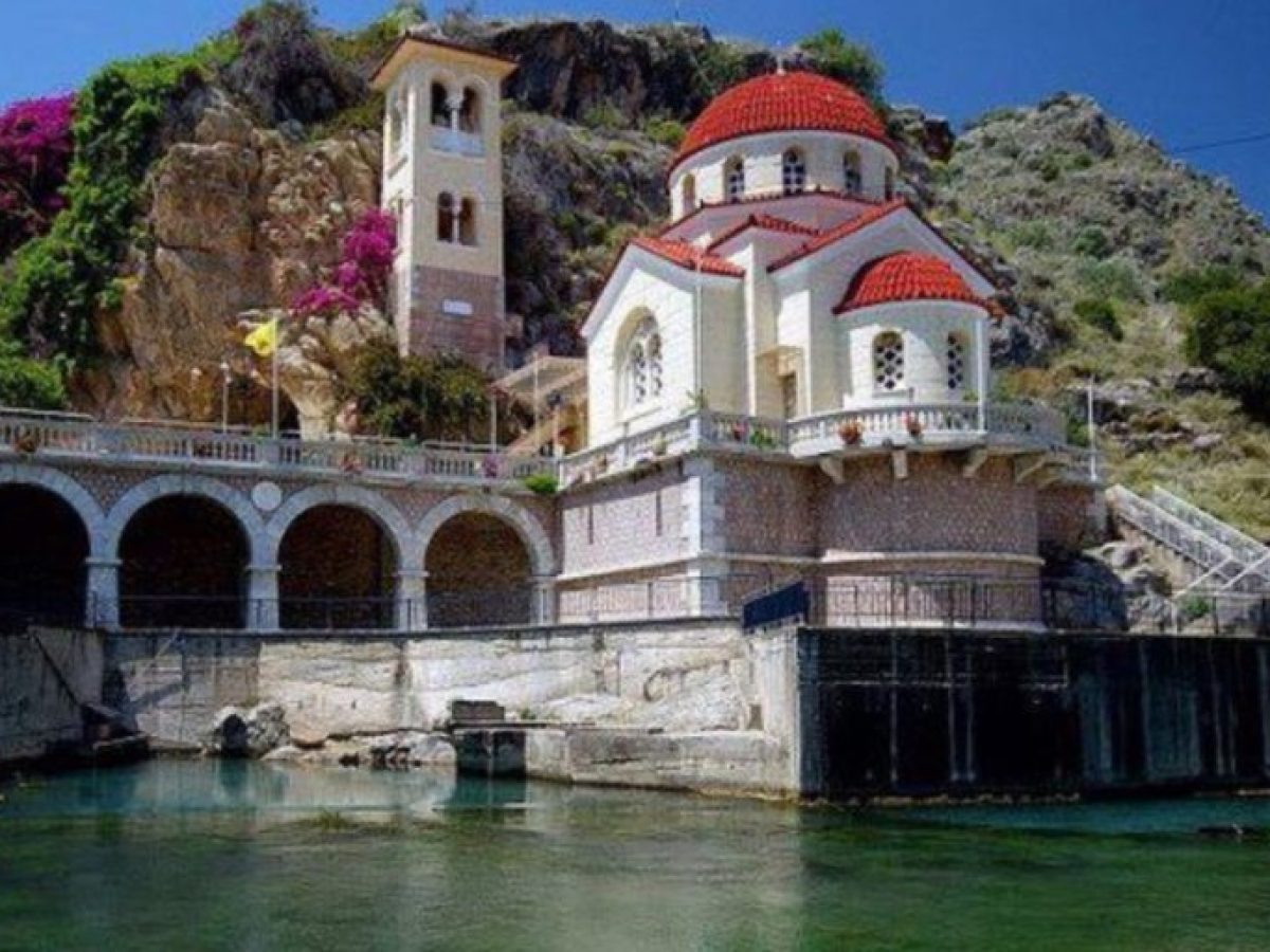Χτισμένος πάνω σε σπηλιά και με τρεχούμενα νερά! Στην Αργολίδα βρίσκεται ο ωραιότερος ναός της Ελλάδας