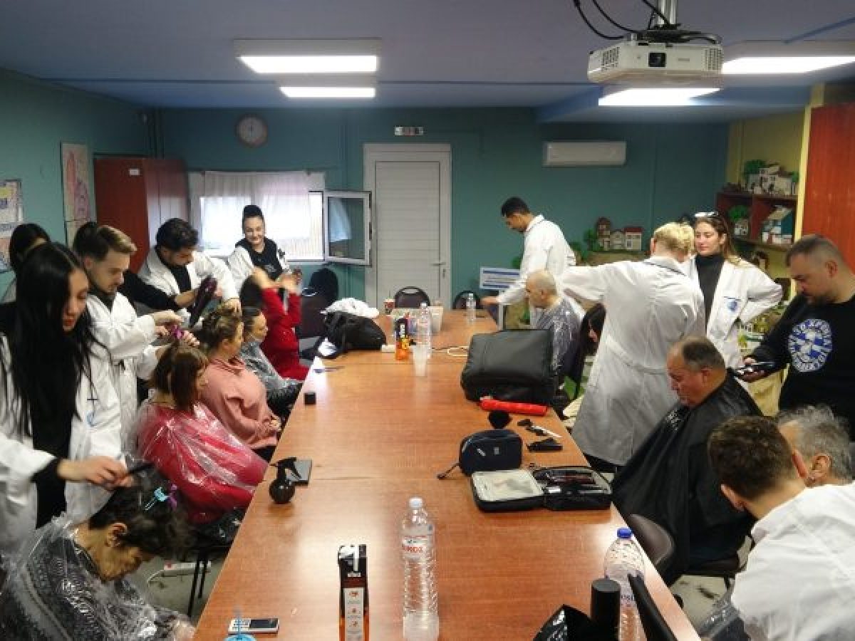 Χτίζοντας αυτοεκτίμηση μέσα από την προσωπική φροντίδα Κέντρο Ημέρας «Πολυδεύκης»