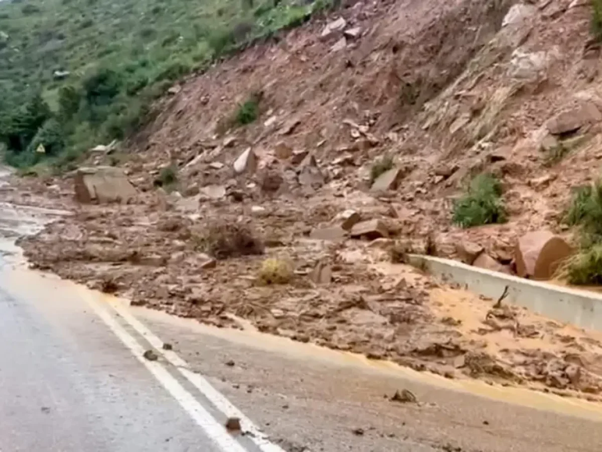 Διακοπή κυκλοφορίας στη Γέφυρα Νέδας εξαιτίας πτώσης βράχων