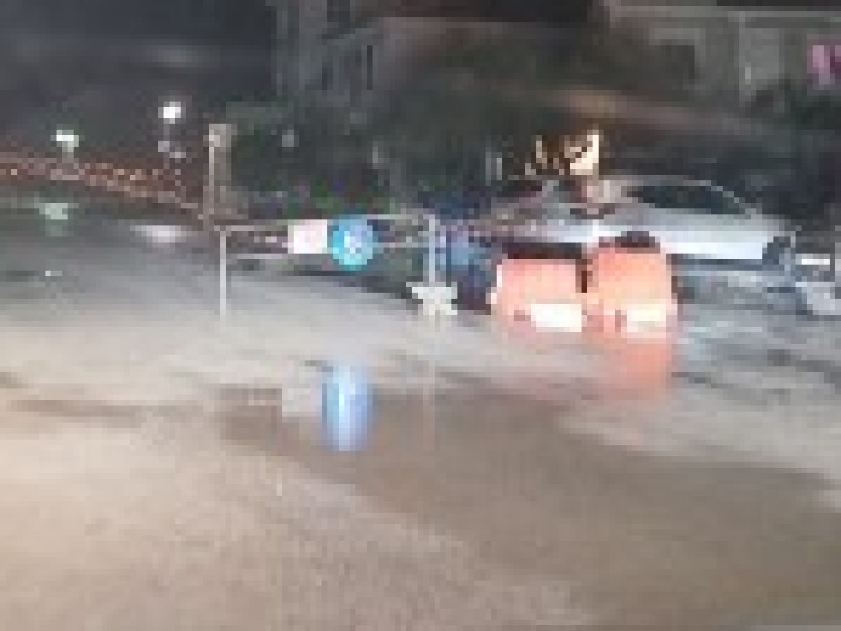 Διακοπή κυκλοφορίας στην «Άγγελου Σικελιανού» λόγω ανόδου της θάλασσας