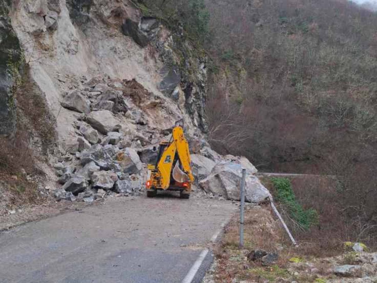 Διακοπή κυκλοφορίας στο οδικό δίκτυο Παρανέστι – Διπόταμα – Πρασινάδα Νέες καταπτώσεις στην περιοχή της Πρασινάδας