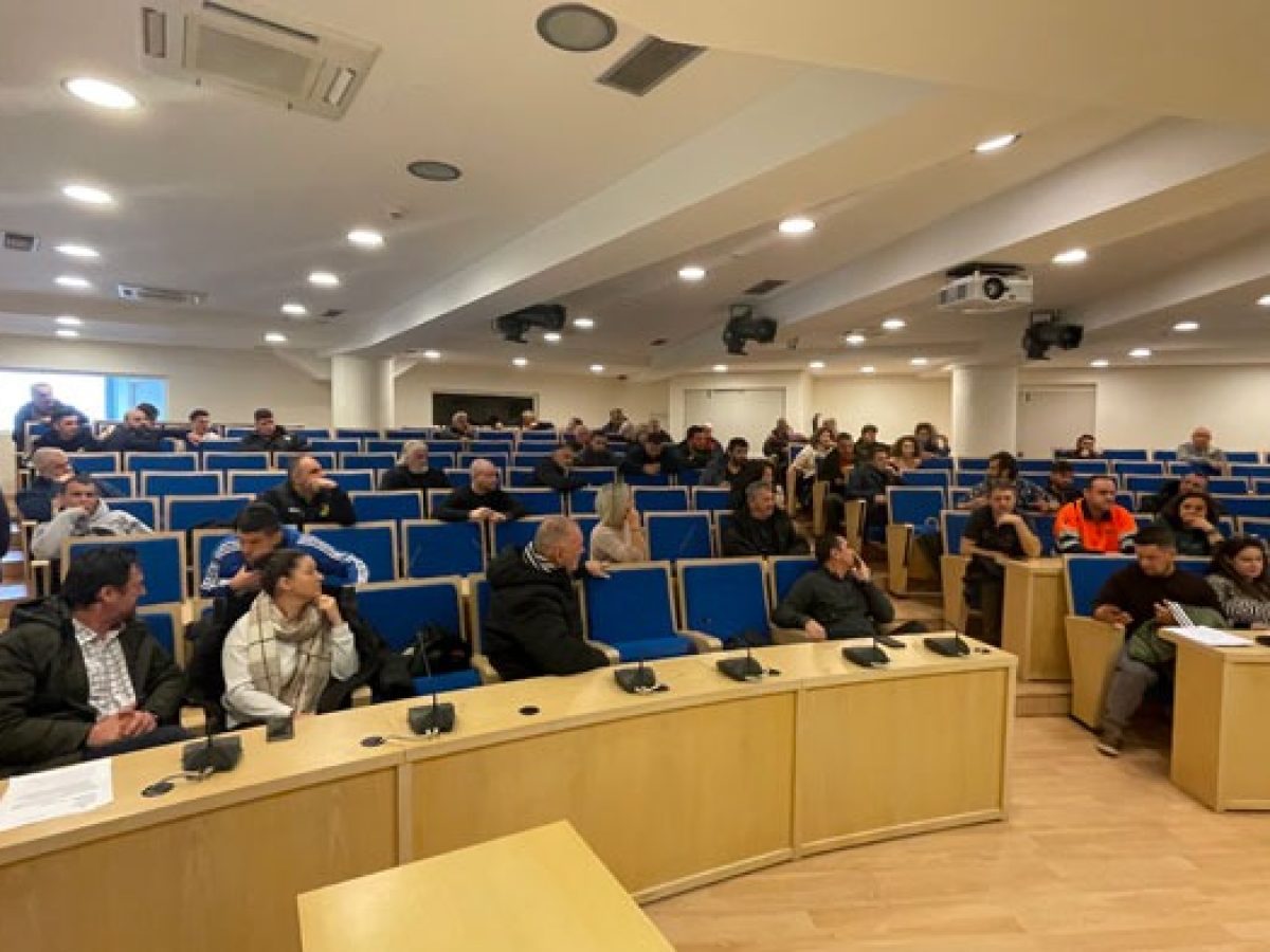 Διαμαρτυρία κατοίκων της Μπούκας στο Δημαρχείο Αμφιλοχίας για τις πλημμύρες