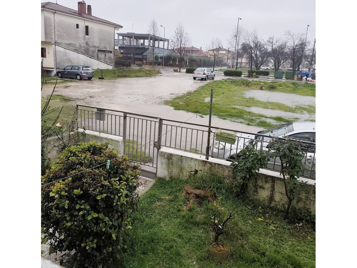 Διαμαρτυρία Τρικαλινού – Κάθε φορά που βρέχει έντονα τα νερά γυρίζουν στο σπίτι του (ΦΩΤΟ)