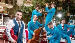 diaskedasi-me-tous-Swingin-Cats-1