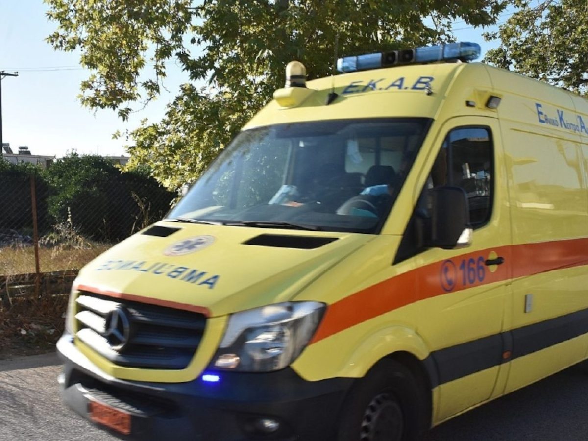 Διασωληνώθηκε 14χρονος μετά από τροχαίο στην Οινόη Βοιωτίας, πήρε κρυφά τα κλειδιά του αυτοκινήτου και καρφώθηκε σε δέντρο