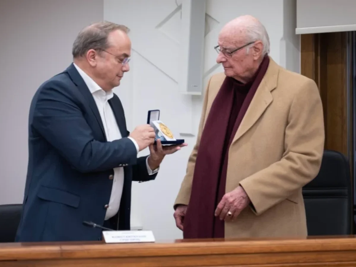 Δήμος Βάρης Βούλας Βουλιαγμένης: Το Χρυσό Μετάλλιο της Πόλης στον Χρήστο Διονυσόπουλο