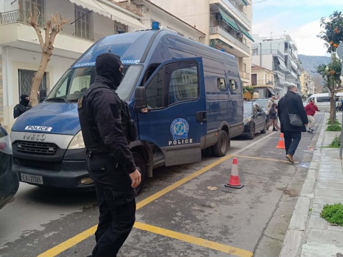 Δείτε βίντεο: Υπό δρακόντεια μέτρα ασφαλείας στον ανακριτή οι 14 συλληφθέντες για το κύκλωμα ναρκωτικών στη Θεσσαλία