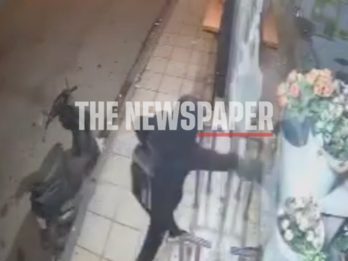 Δείτε βίντεο: Θρασύτατη διάρρηξη κοντά μας – Έσπασαν τζαμαρία και μπούκαραν σε κατάστημα