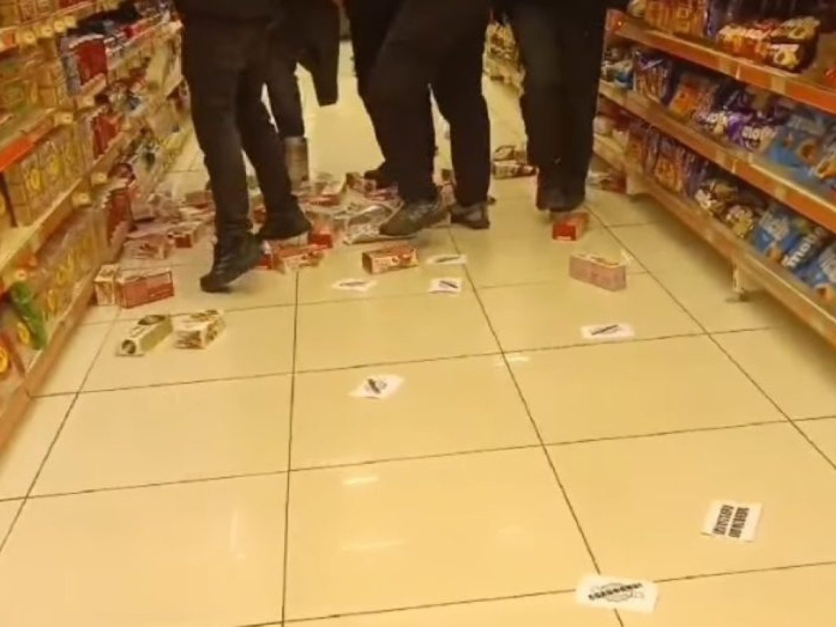 Δείτε βίντεο: Βόλος: Η στιγμή που νεαροί πέταξαν και ποδοπάτησαν προϊόντα Βιολάντα σε ράφια σούπερ μάρκετ