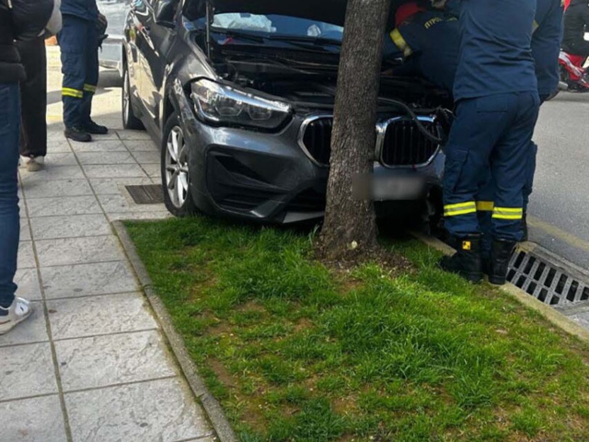 Δυτική Ελλάδα: ΙΧ σε δένδρο αφού προσέκρουσε σε τρια οχήματα ΦΩΤΟ