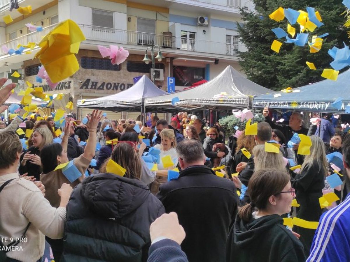 Yπέροχη ‘Κερνάμε Νάουσα’ με παραδοσιακά εδέσματα, χορούς και ..χαρτοπετσετοπόλεμο! Βϊντεο