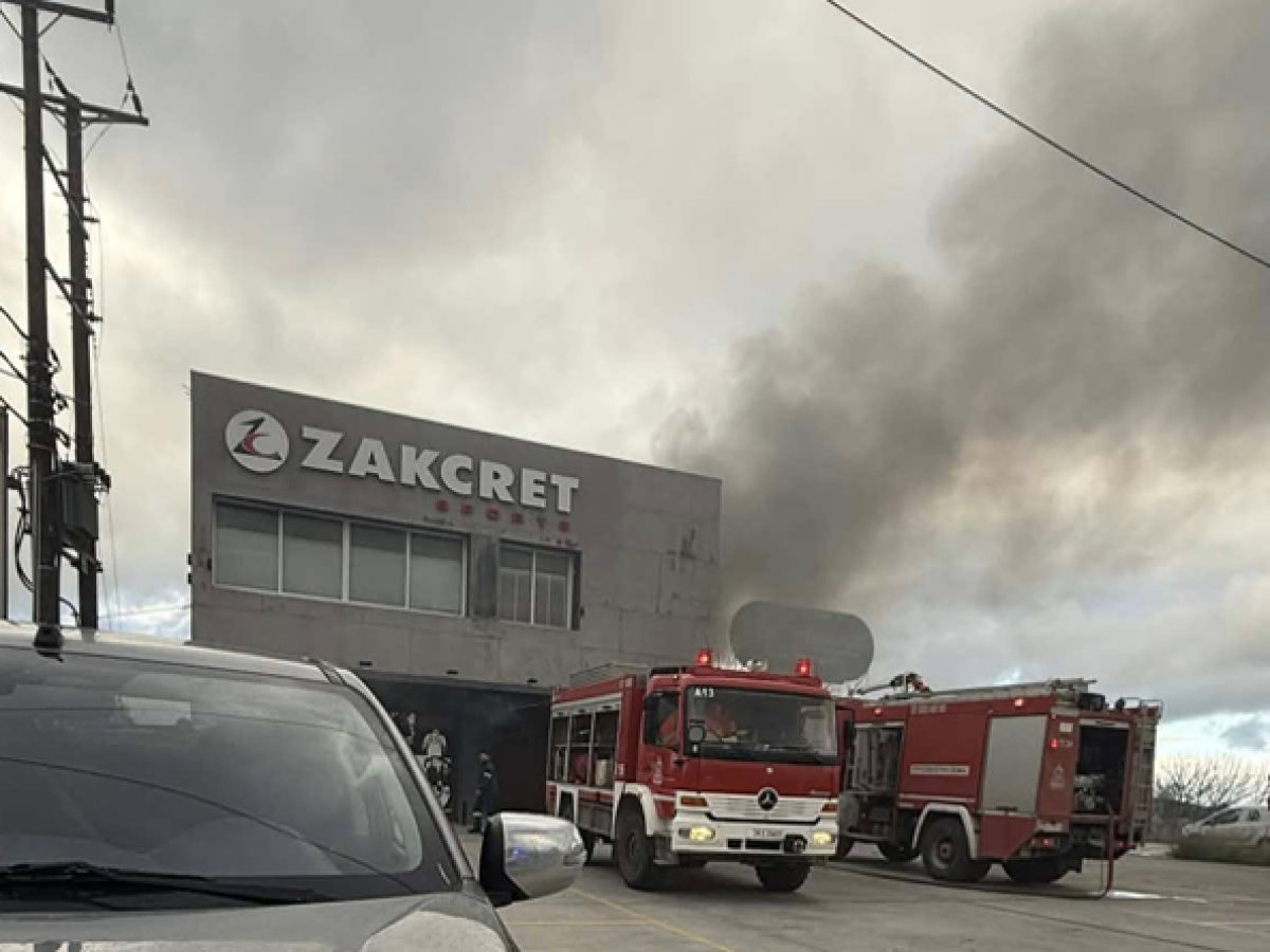Οι πρώτες εικόνες από την φωτιά σε αποθήκες στη Λεωφόρο Σπάτων – Καίγονται ολοσχερώς! (φωτό & βίντεο)