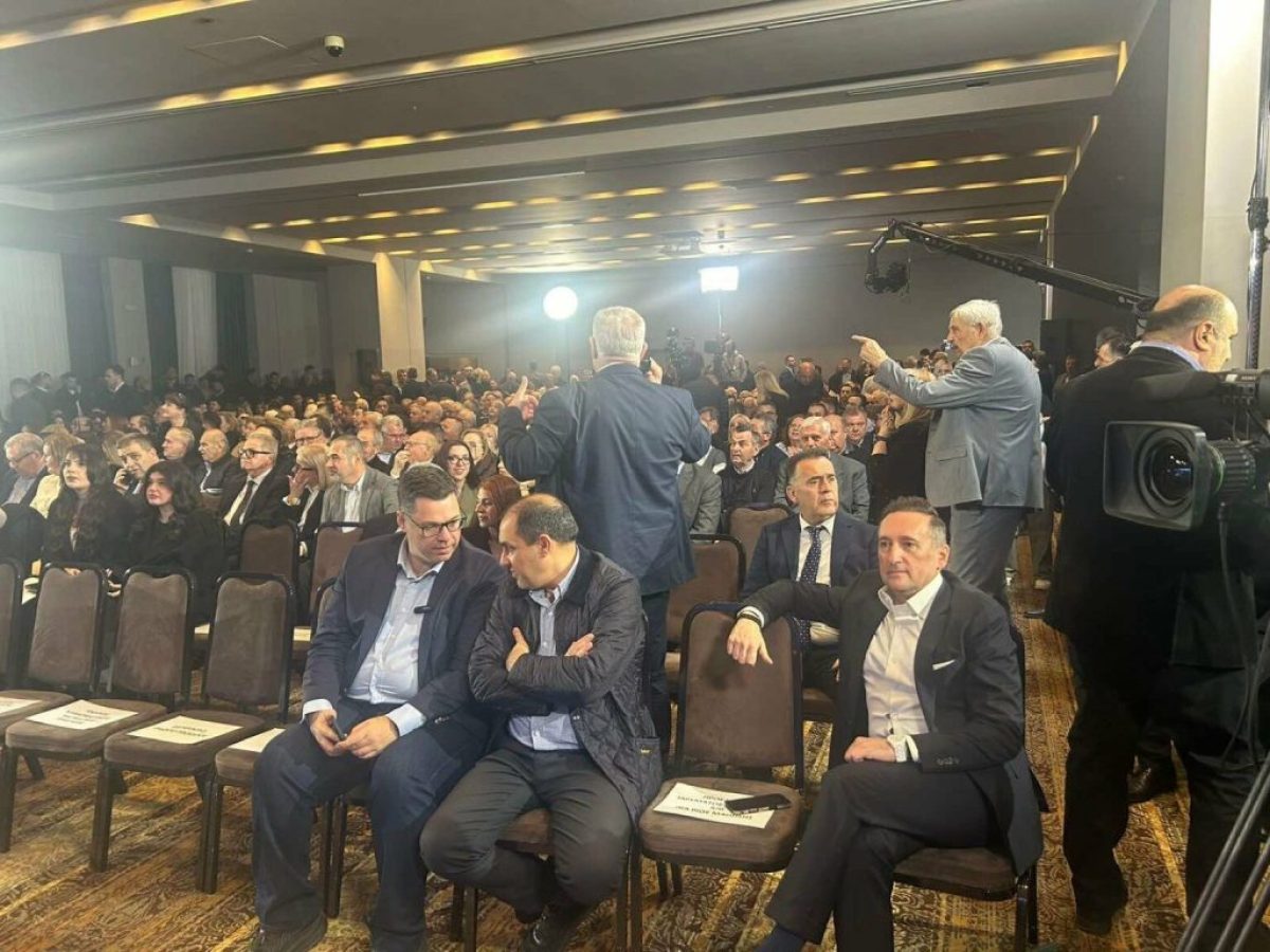 Μεγάλη προσέλευση στο προσυνέδριο της νέας Δημοκρατίας στην Αλεξανδρούπολη – Θερμό χειροκρότημα για τον Μητσοτάκη (Εικόνες & Βίντεο))