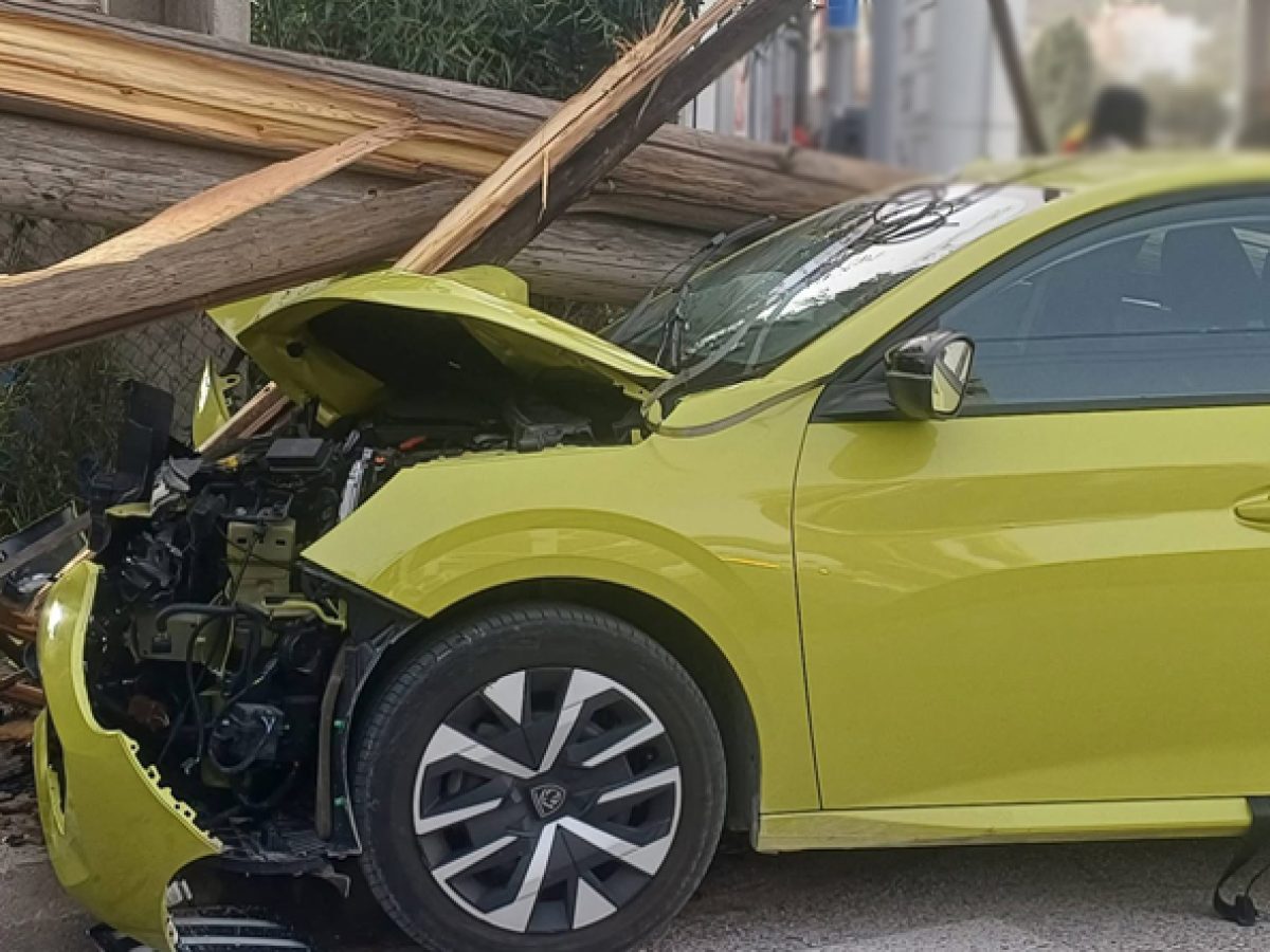 Σπάτα: Σοκαριστικό τροχαίο! Αυτοκίνητο “καρφώθηκε” σε κολόνα της ΔΕΗ – Ένας τραυματίας! (φωτό & βίντεο)