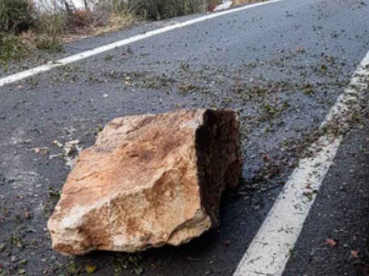 Βράχος έπεσε σε αυτοκίνητο στον δρόμο από Αμφιλοχία προς Μενίδι! (φωτο & video)