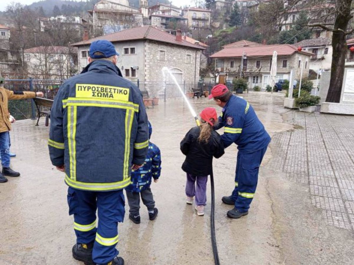 Δράση από την Πυροσβεστική στα σχολεία της Βυτίνας (εικόνες)