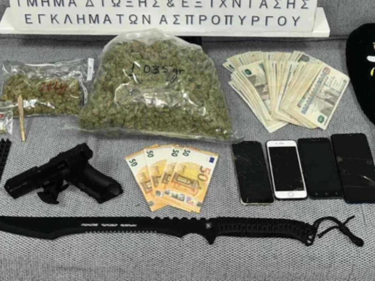 Αιγάλεω: Τέλος στη δράση νεαρών διακινητών – Πάνω από ένα κιλό κάνναβης και οπλισμός στα σπίτια τους