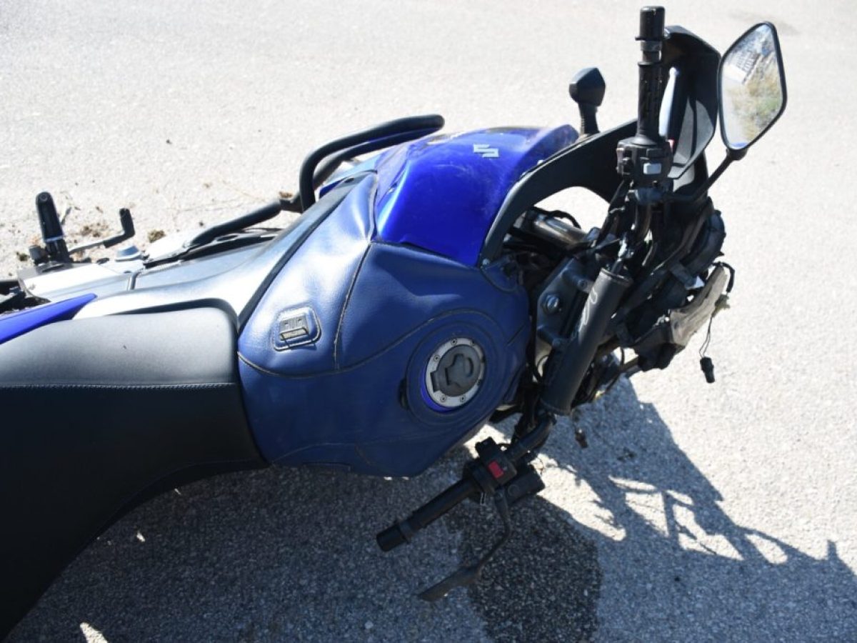 Έκανε όπισθεν και παρέσυρε μοτοσικλέτα – Πυροσβέστης ο 50χρονος οδηγός που τραυματίστηκε σοβαρά κοντά μας