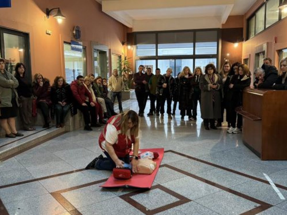 Εκπαίδευση στη χρήση απινιδωτή και τοποθέτηση AED στο νέο δημαρχείο Τρίπολης – Σημαντική πρωτοβουλία του Δήμου με τη στήριξη του Ερυθρού Σταυρού