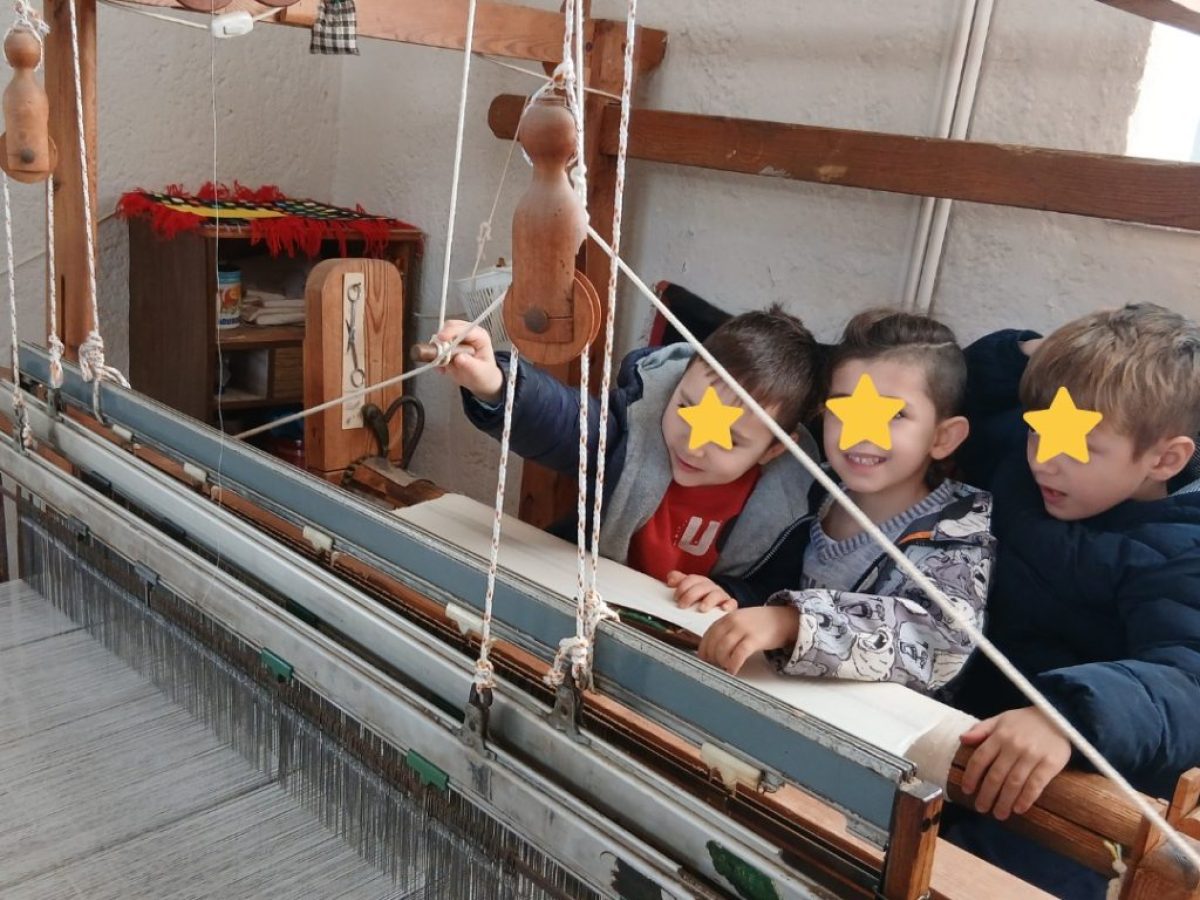 Εκπαιδευτήρια Μπουγά: Την τέχνη του αργαλειού γνώρισαν τα παιδιά του Νηπιαγωγείου στο Μοναστήρι Αγίων Κωνσταντίνου και Ελένης