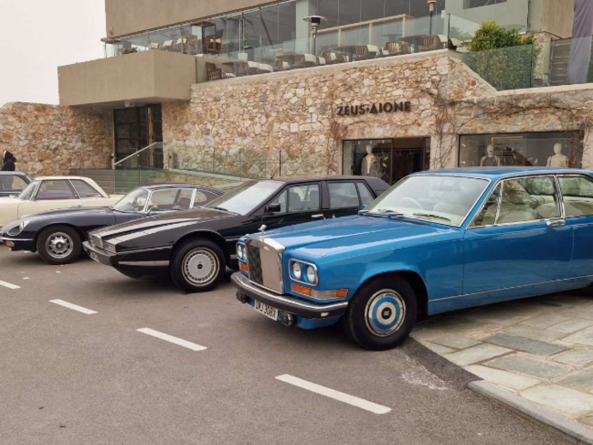 Έκθεση συλλεκτικών αυτοκινήτων στη Μαρίνα Βουλιαγμένης