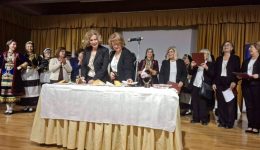 emfili-via-ke-gineka-me