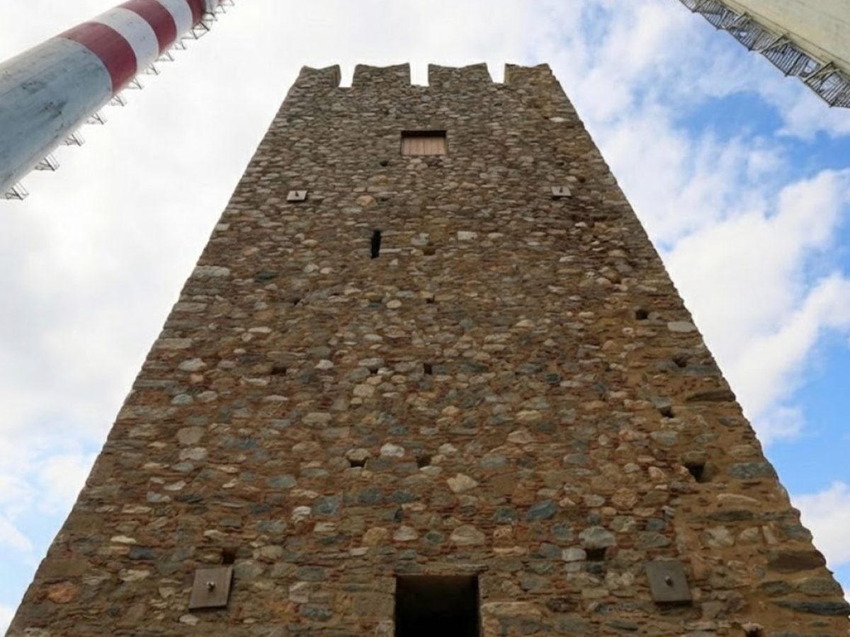 Ένα μεσαιωνικό «διαμάντι» ανάμεσα στις καμινάδες: Ο εντυπωσιακός πύργος του Αλιβερίου που πρέπει να δεις