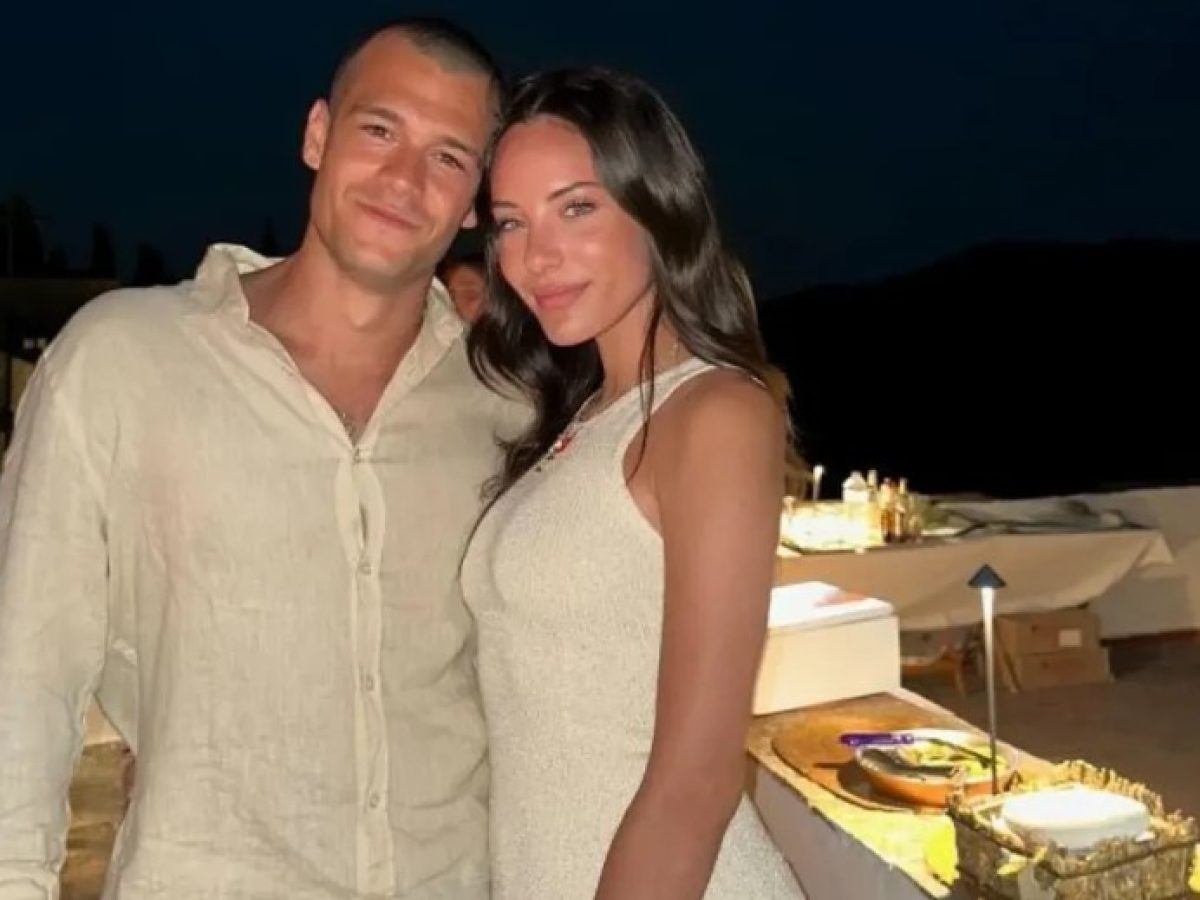 Ένας έρωτας με άρωμα ναυτιλίας και Λήμνου – Το ζευγάρι που συνδέει την κοσμική Αθήνα με την ιστορία του «Ακτή Μύρινα»