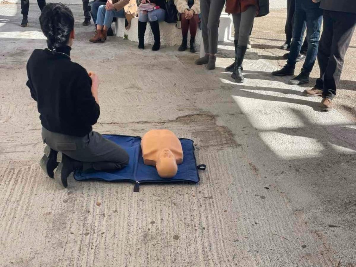 Ενημέρωση εκπαιδευτικών σχετικά με τη χρήση απινιδωτών στα σχολεία της Σαντορίνης