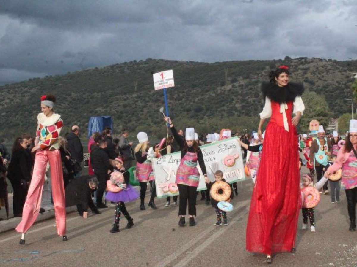Εντυπωσιακή και φέτος η καρναβαλική παρέλαση στην παραλία Αμφιλοχίας