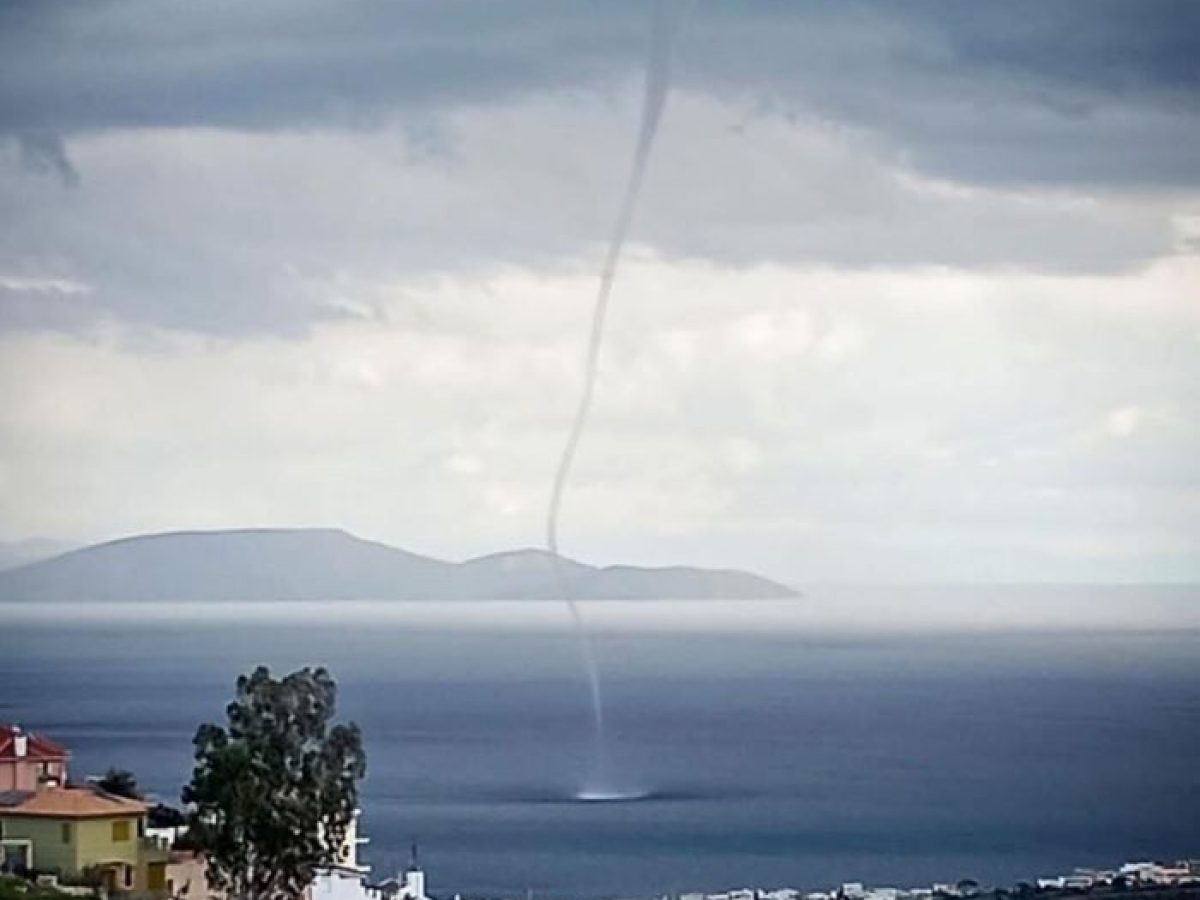Εντυπωσιακός υδροστρόβιλος σήμερα στη Ραφήνα