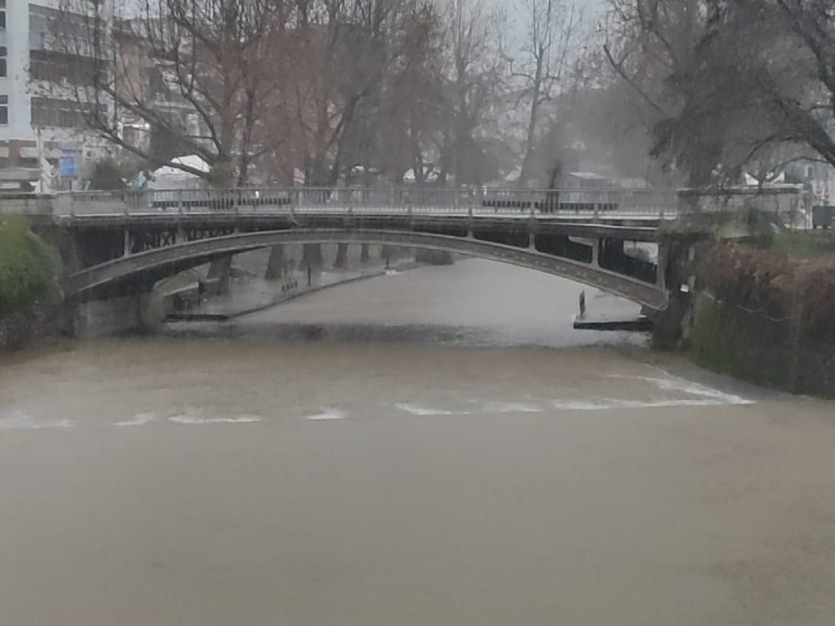 Έντονη βροχόπτωση στα Τρίκαλα. Φούσκωσε ο Ληθαίος (video)