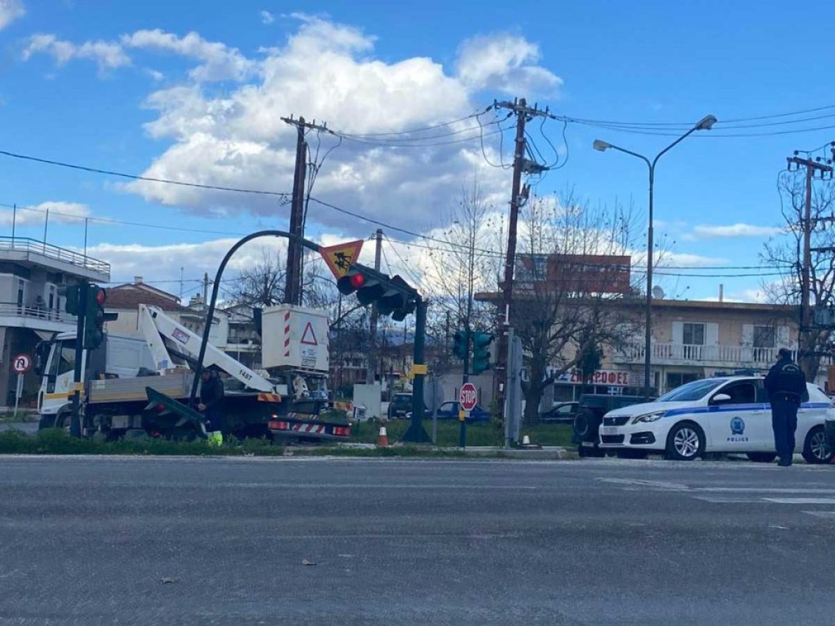 Έπεσε φανάρι από τον αέρα στον Άγιο Νεκτάριο Τρικάλων