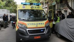 epese-gineka-apo-balkoni-polikatikias