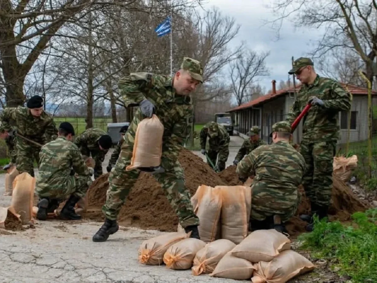 Έπιασαν δουλειά οι Ένοπλες Δυνάμεις στον Έβρο – Στρατιώτες ενισχύουν αναχώματα στο Τυχερό